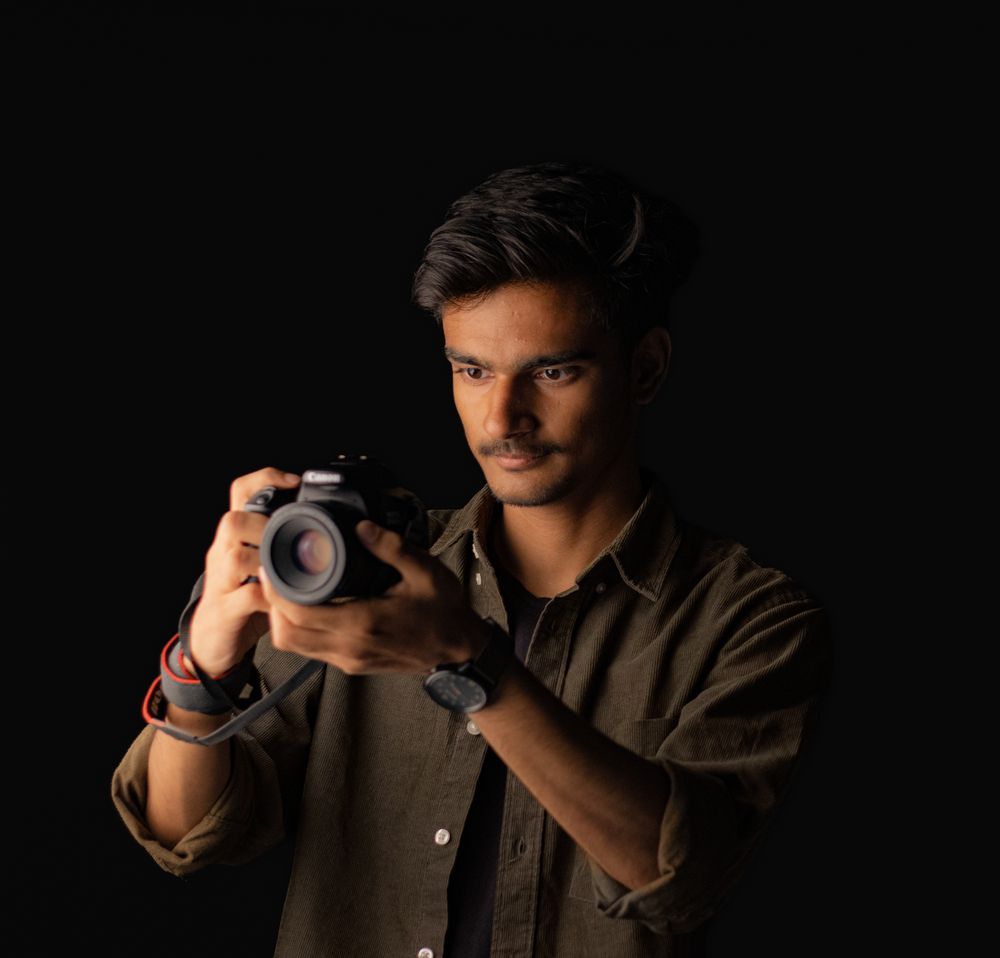 Fotógrafo autónomo con una cámara profesional en la mano